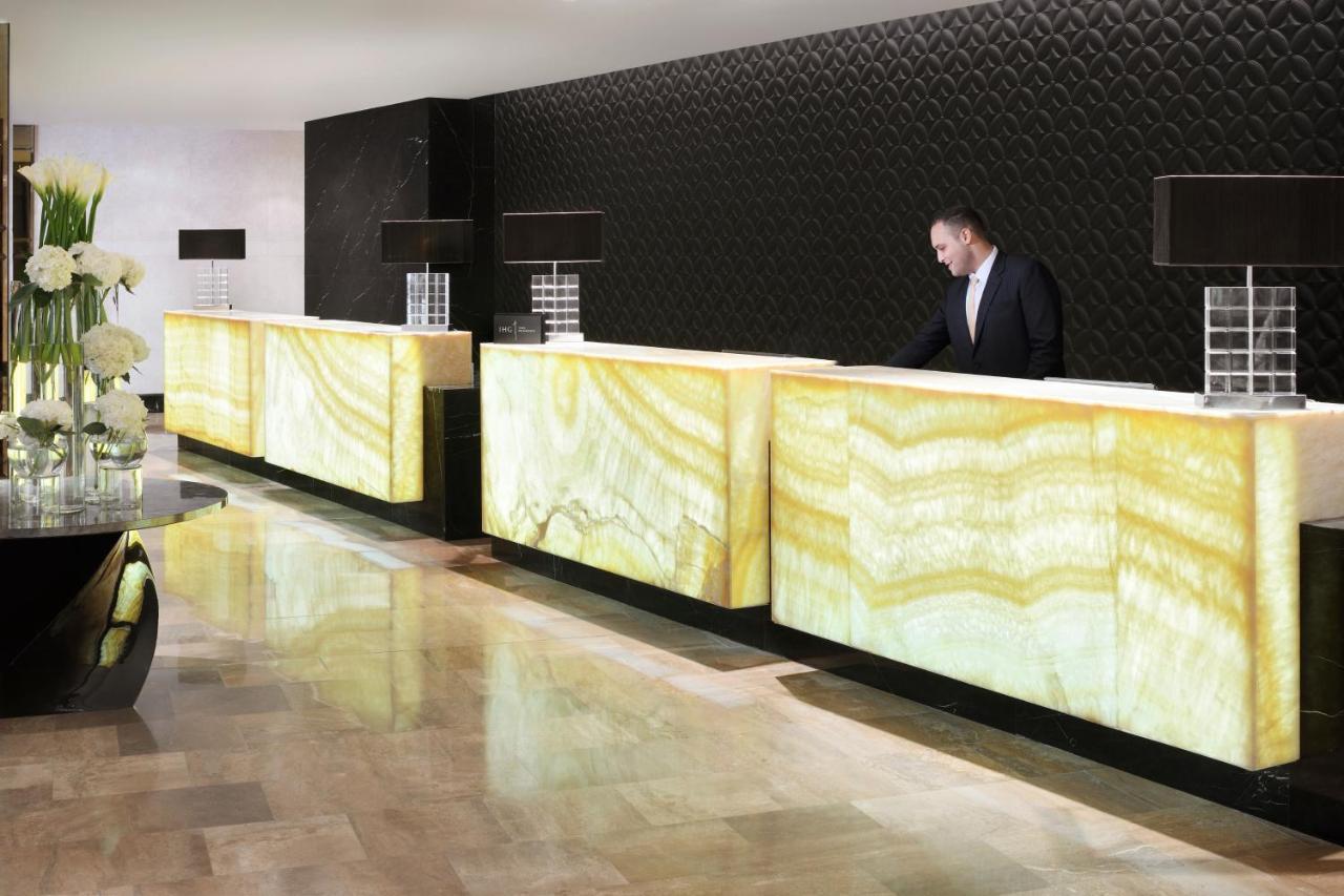 インターコンチネンタル リージェンシー バーレーン マナーマ エクステリア 写真 A hotel reception desk