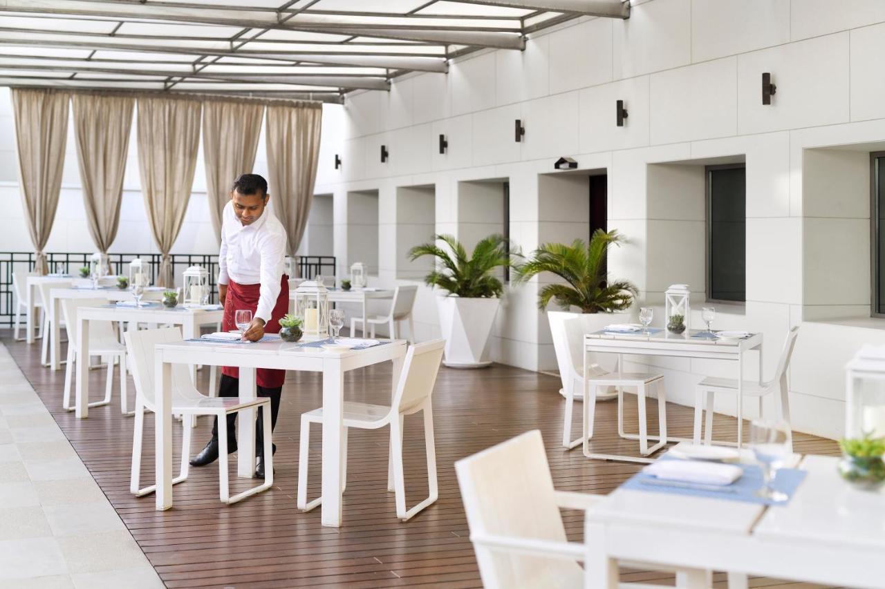 インターコンチネンタル リージェンシー バーレーン マナーマ エクステリア 写真 A restaurant in a hotel