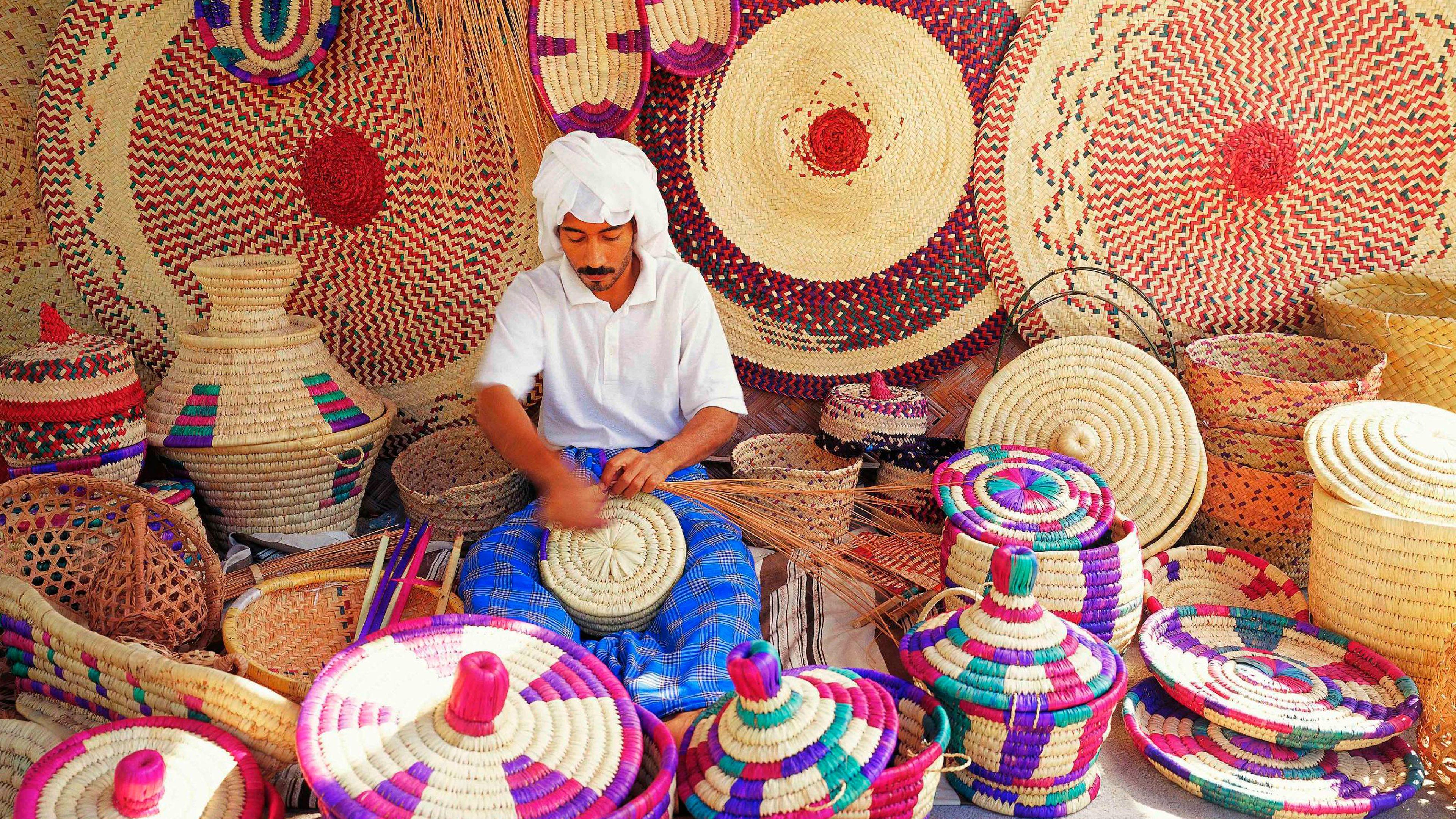 インターコンチネンタル リージェンシー バーレーン マナーマ エクステリア 写真 A basket weaver in Tunisia