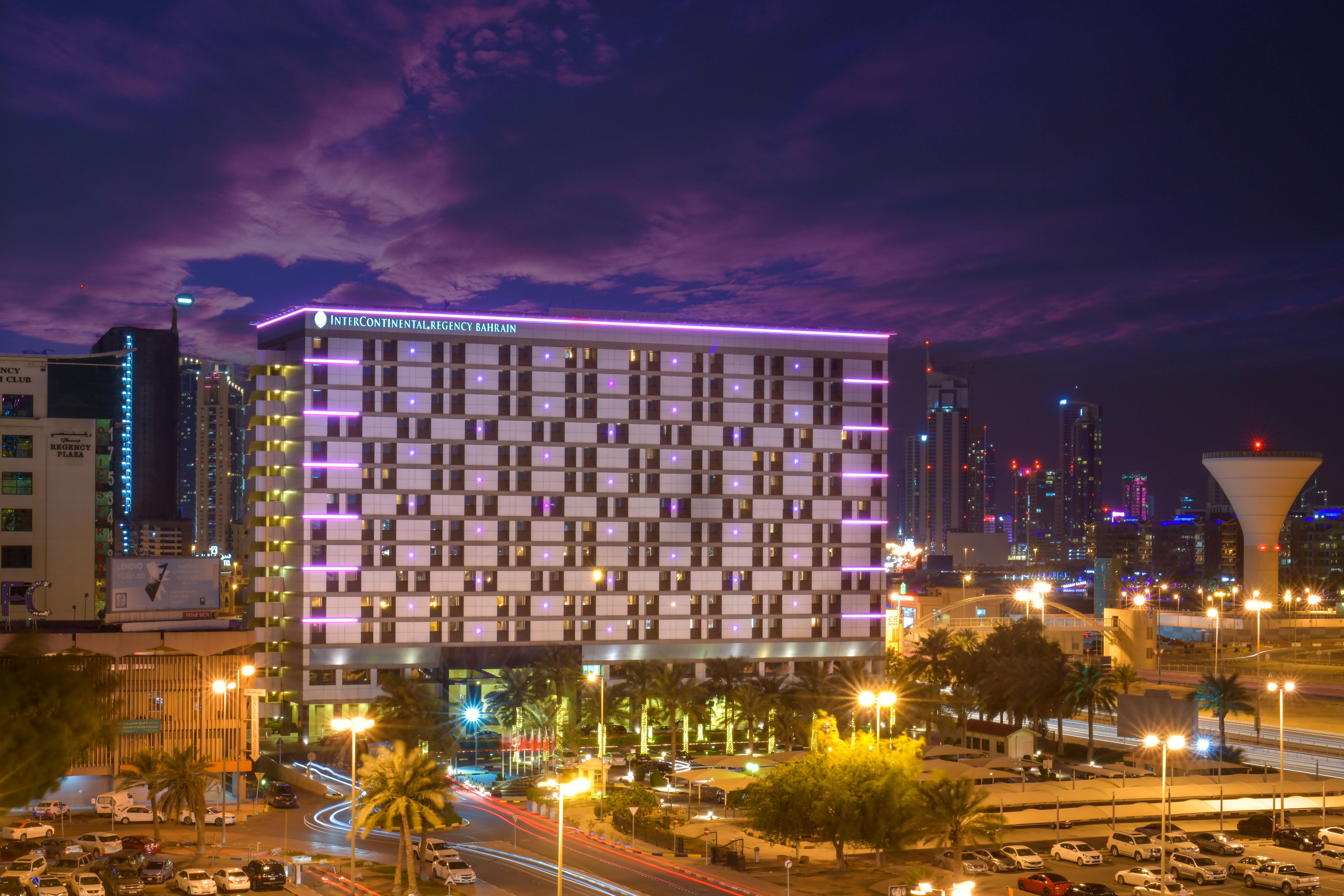 インターコンチネンタル リージェンシー バーレーン マナーマ エクステリア 写真 The hotel at night