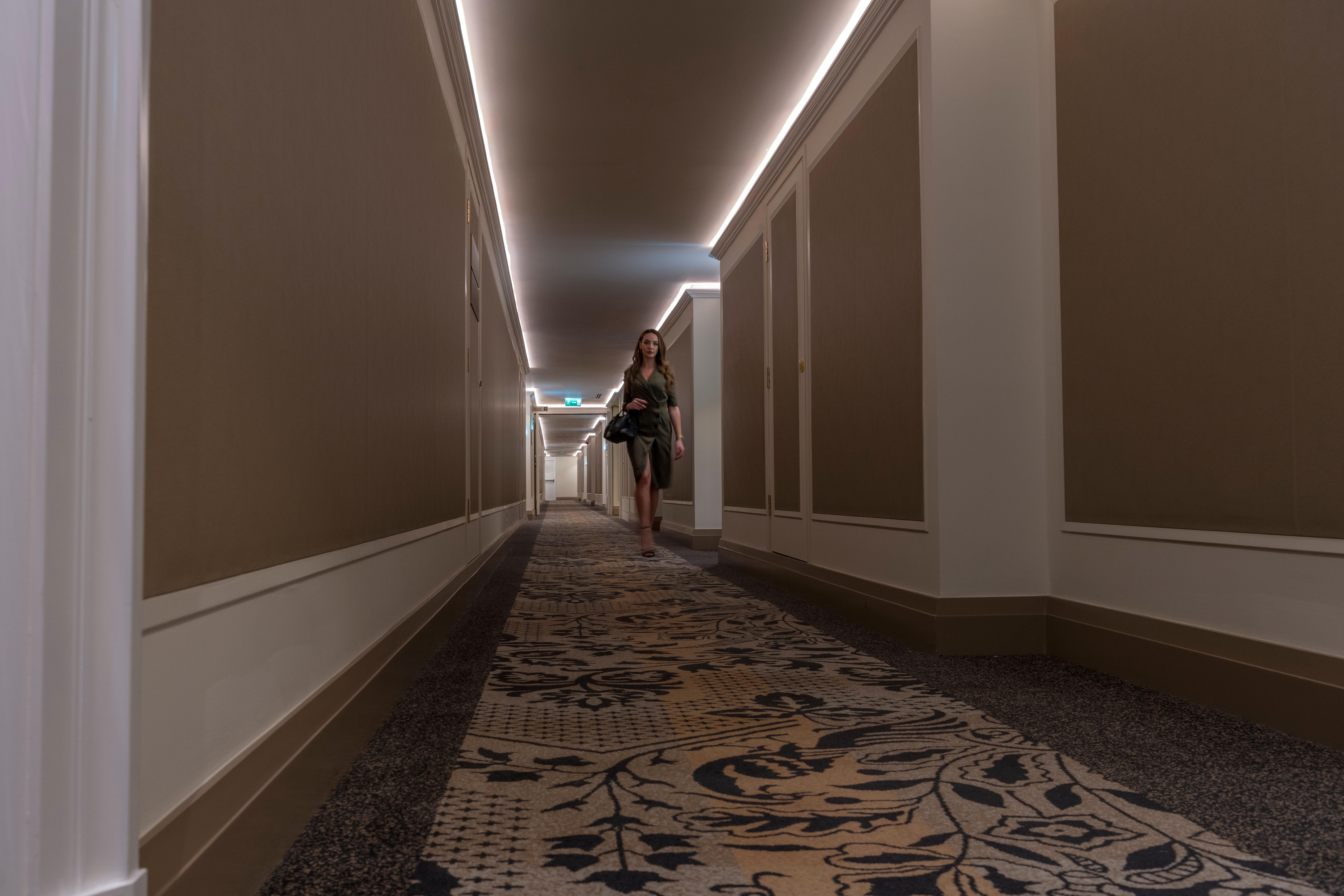 インターコンチネンタル リージェンシー バーレーン マナーマ エクステリア 写真 A corridor at the hotel