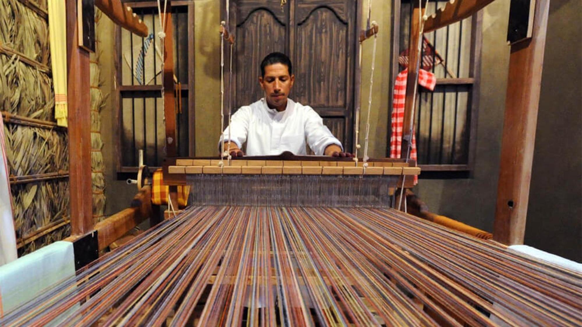 インターコンチネンタル リージェンシー バーレーン マナーマ エクステリア 写真 A weaver in the Philippines