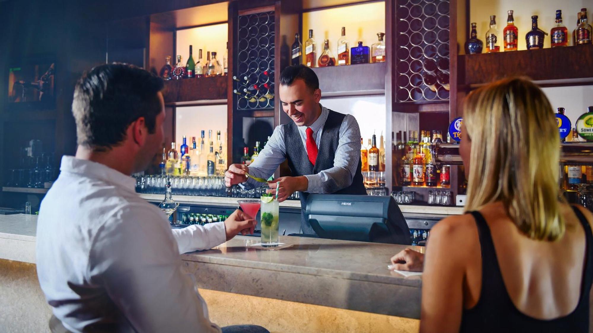 インターコンチネンタル リージェンシー バーレーン マナーマ エクステリア 写真 A bartender at work